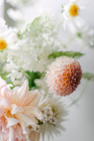 Détail floral de mariage élégant par Virginie Jones Photography