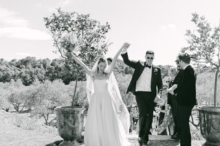 Sortie de cérémonie inoubliable dans un château du Sud de la France avec Virginie Jones Photography