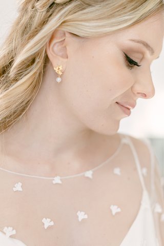 Bijou de tête assorti aux boucles d’oreilles en perles