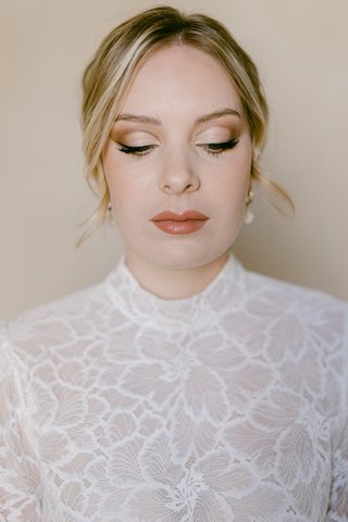 Intense glamorous makeup for sophisticated bride