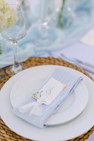 Décor minimaliste et élégant pour mariage bord de mer