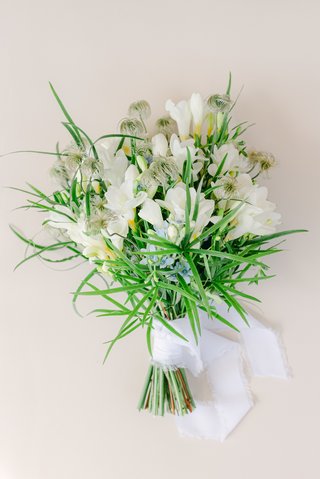 Airy floral arrangements on the beach