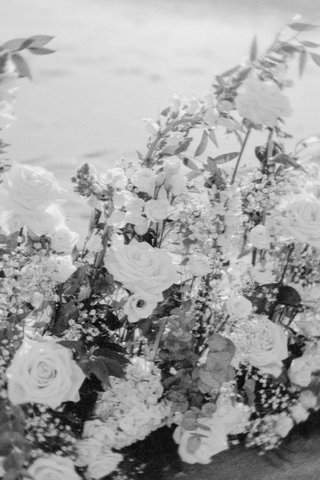 Composition florale légère et aérienne sur la plage
