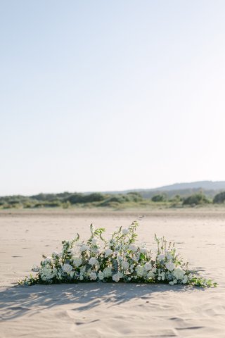 Composition florale pour cérémonie sur la plage