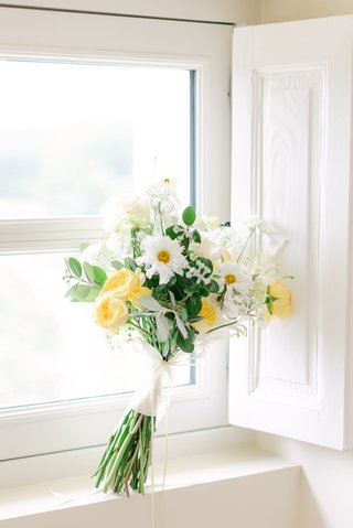 Détails floraux en jaune et vert pour un mariage de luxe en France