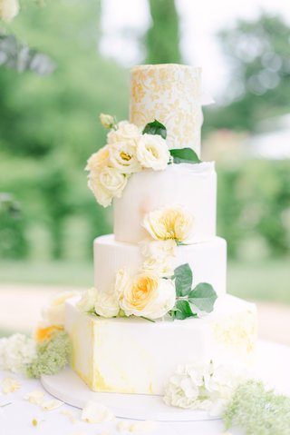 Gâteau minimaliste et élégant pour un mariage de luxe en France