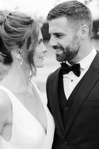 Moment intime du couple dans les allées du Château