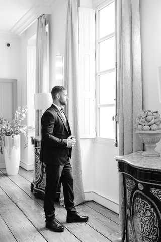 Portrait du marié par Virginie Jones Photography