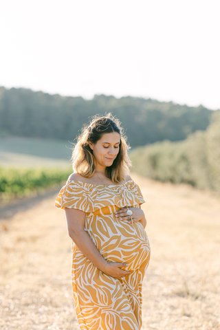 Portrait future maman au coucher de soleil