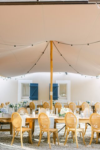 Tables élégantes et détails raffinés pour un événement en France