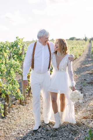 Portraits des mariés dans les vignes du domaine