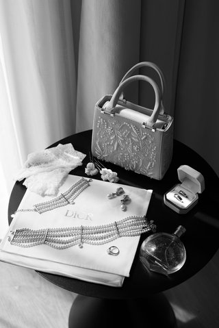 Détail des accessoires de la mariée