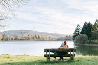 Couple et grossesse dans un décor naturel
