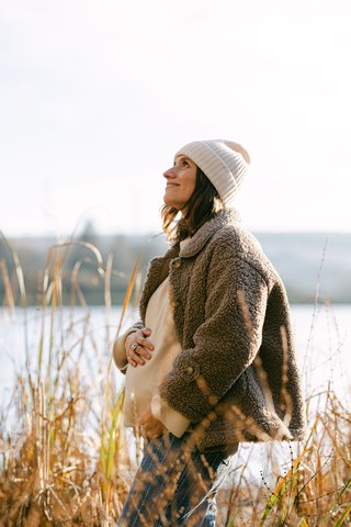 Maternity photographer in nature near Carcassonne