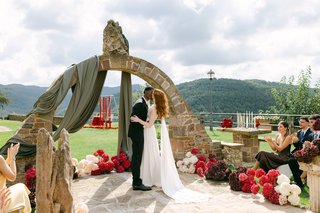 Crimson Elegance in a Mountain Wedding Setting Crimson Elegance in a Mountain Wedding Setting