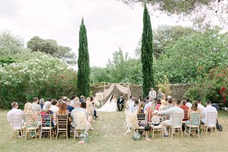 Cérémonie laïque dans le jardin du domaine dans l'Aude, France. Cérémonie laïque dans le jardin du domaine dans l'Aude, France.
